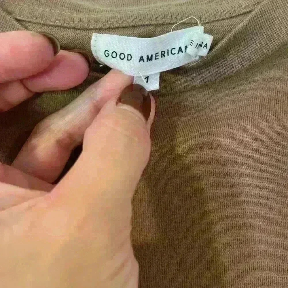 Good American Strong Shoulder Tee in Brown, Size 1 (small/medium)